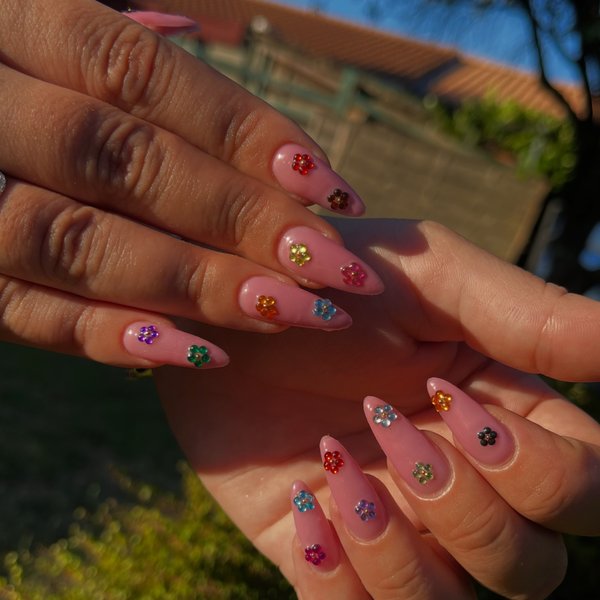 Rose nude & fleurs strass multicolores — LiaNails