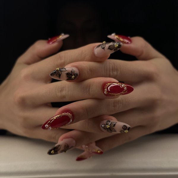 Rouge bordeaux & fleurs noires — LiaNails